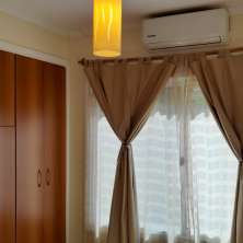 Dormitorio con placard y aire acondicionado