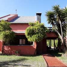 Cómoda y sólida casa con apartamento y hermoso jardín en zona de Rincón del Rosario