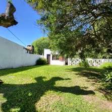 Jardín al frente del apto de huéspedes