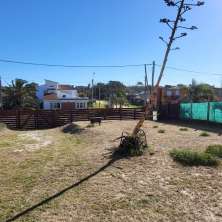 Jardín al frente con cerco