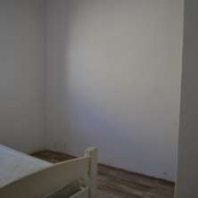 Dormitorio con pisos cerámicos