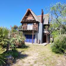 Amplio chalet a la venta ubicado a metros del mar en la zona de Playa Serena